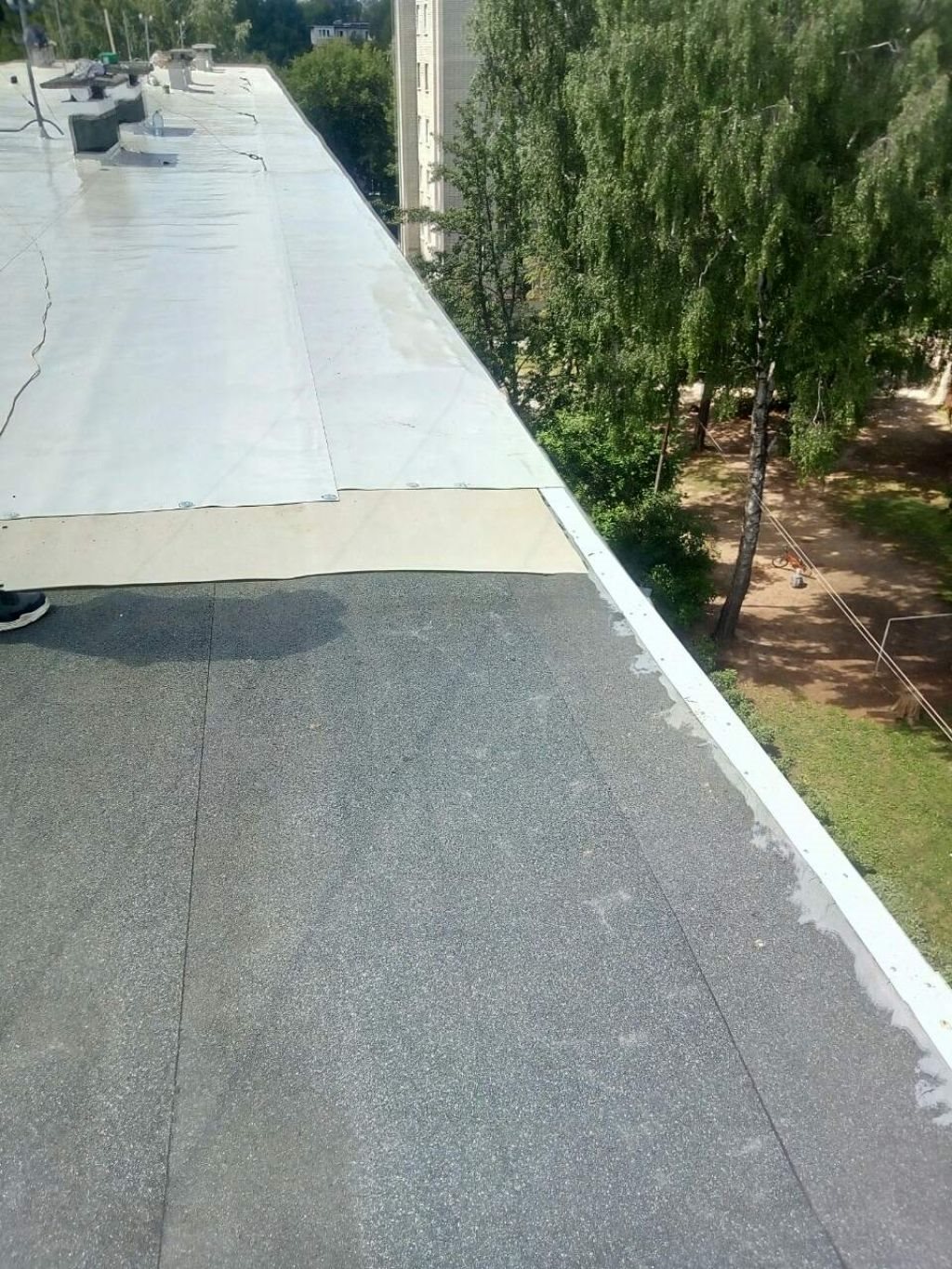 Закончен капитальный ремонт крыши в многоквартирном доме на ул. Комиссарова, 69